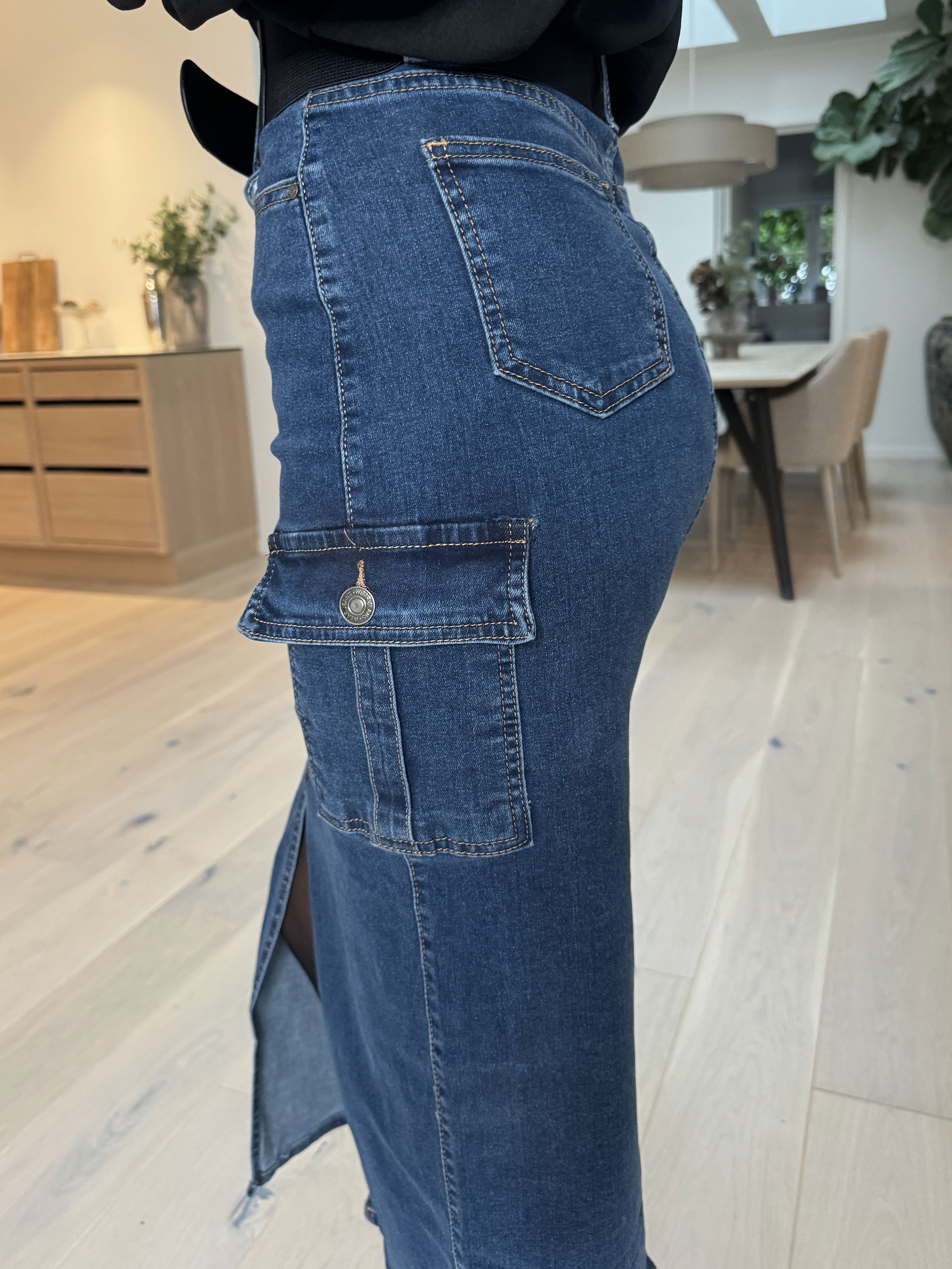 Josephine - Denimkjol med slits och fickor